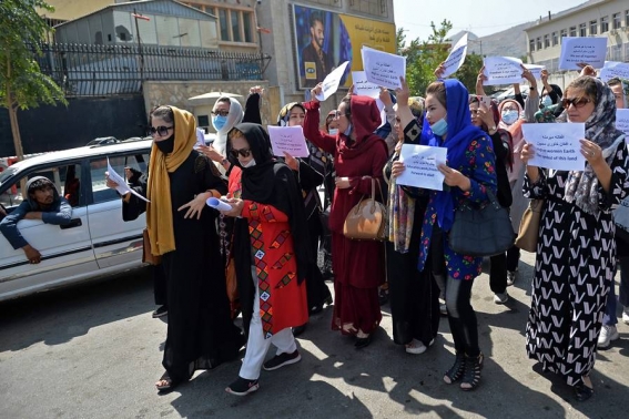 Afganas protestan en Kabul contra el cierre de los salones de belleza