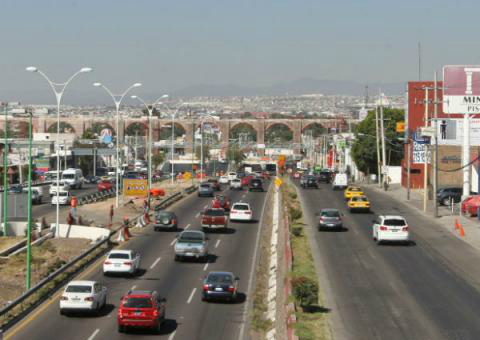 Un vehículo compacto terminó volcado