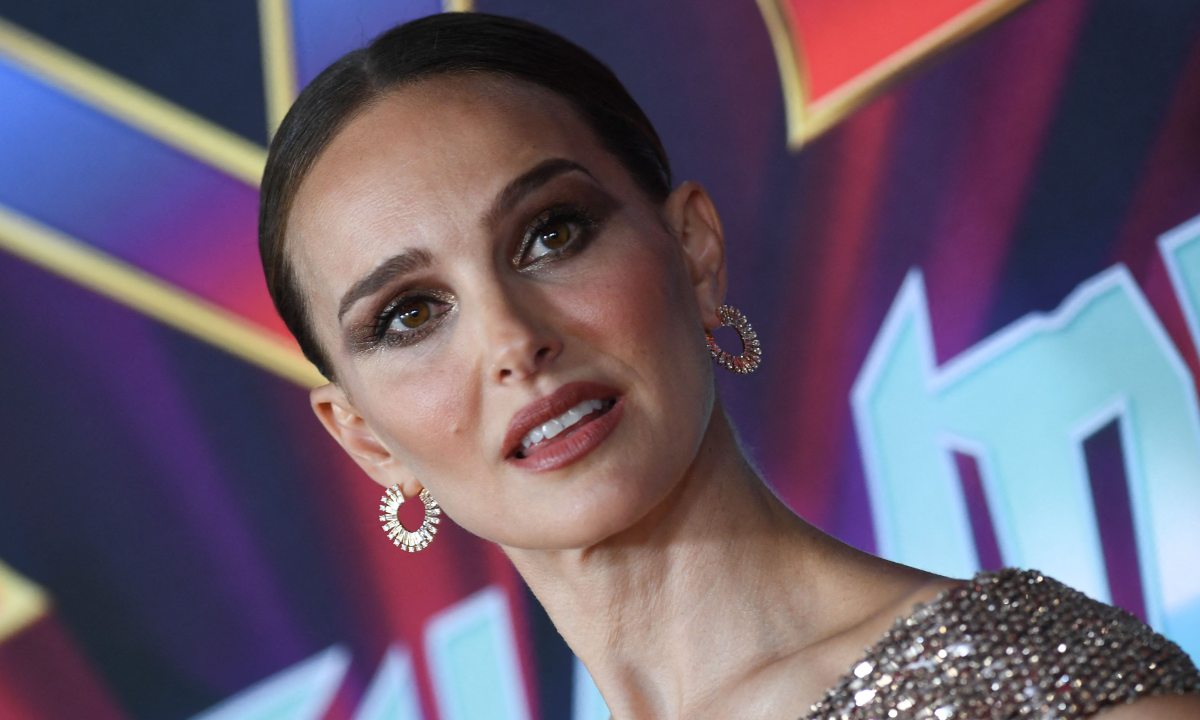 Natalie Portman revive el maquillaje de "Black Swan" y mini vestido de Celine