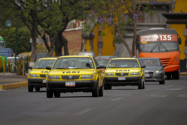  Negocia gobierno con Nissan  150 autos eléctricos para taxis