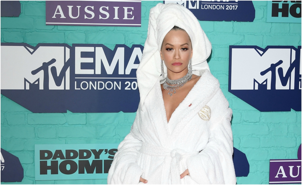 La explicación detrás del polémico outfit de Rita Ora