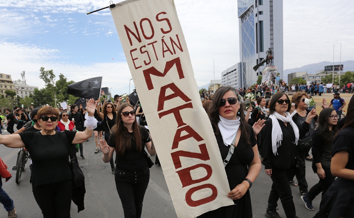 Mujeres vestidas de luto realizan manifestación silente en Chile 