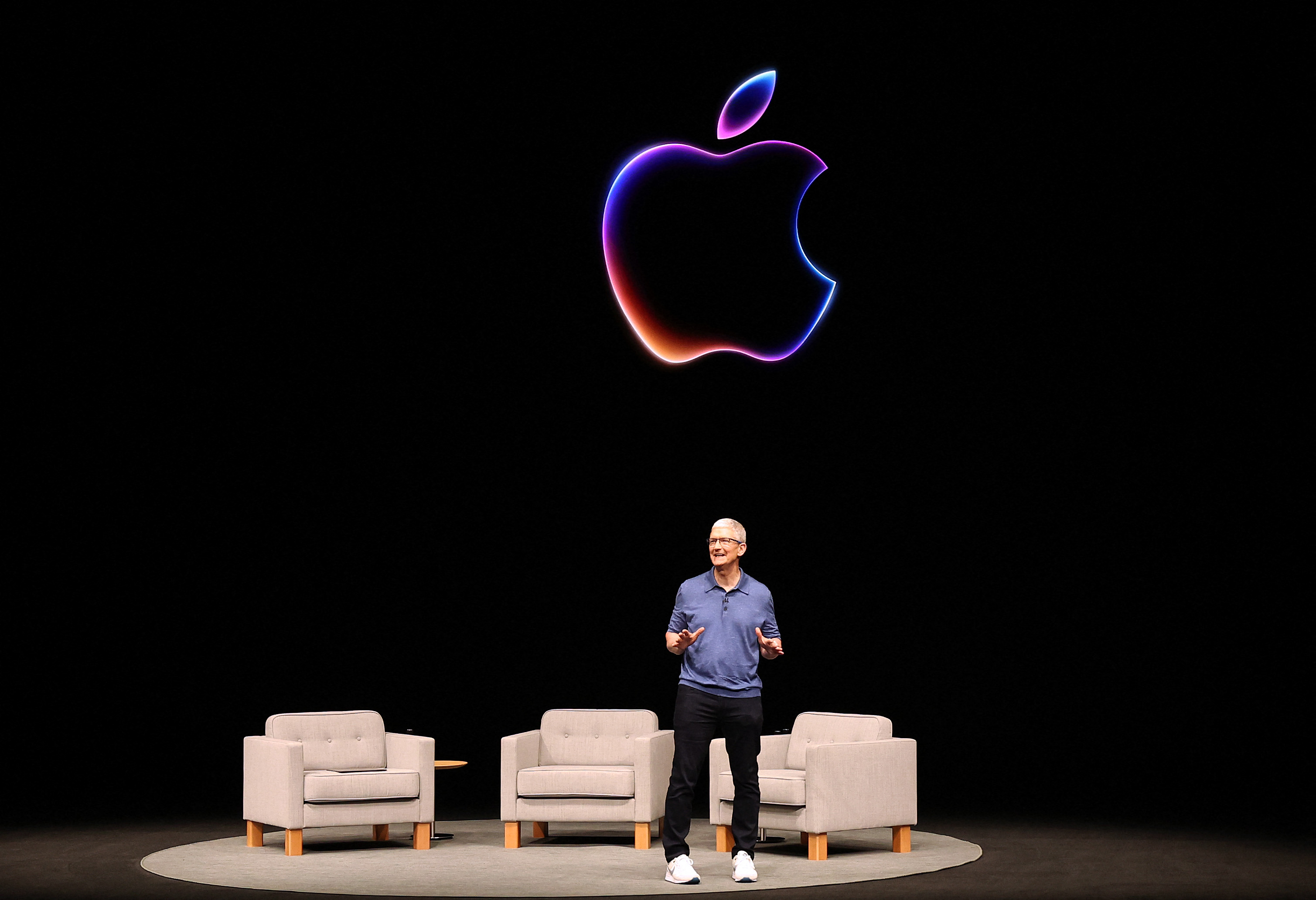 Acciones de Apple alcanzan récord histórico tras anuncio de su propia Inteligencia Artificial