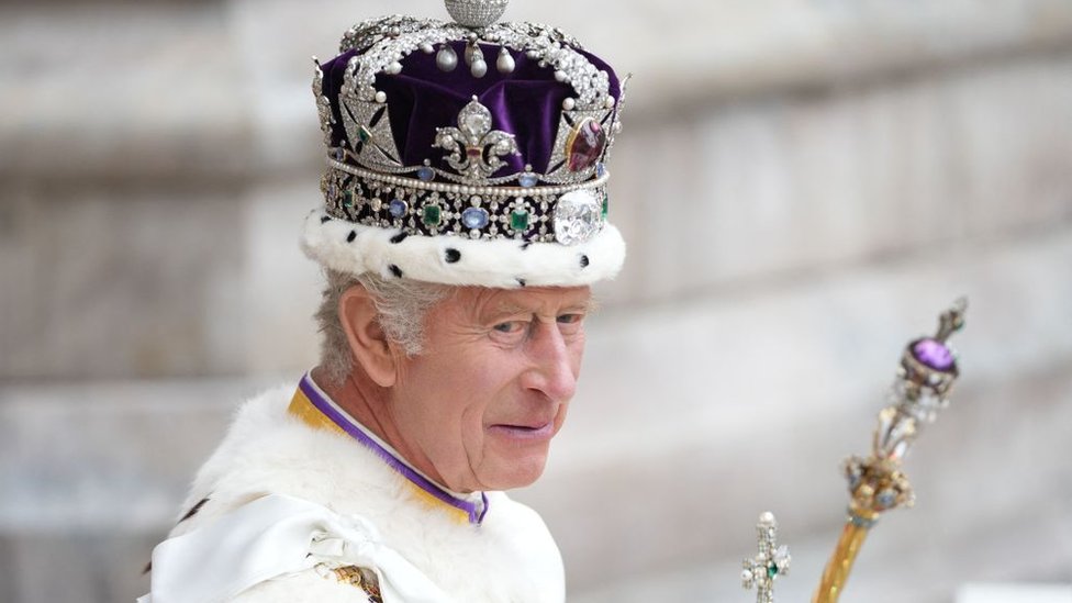 Rey Carlos III recibe los Honores de Escocia y rubrica su reinado