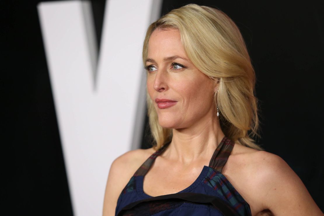 Gillian Anderson está harta de usar bra: "'No me importa si me llegan al ombligo"