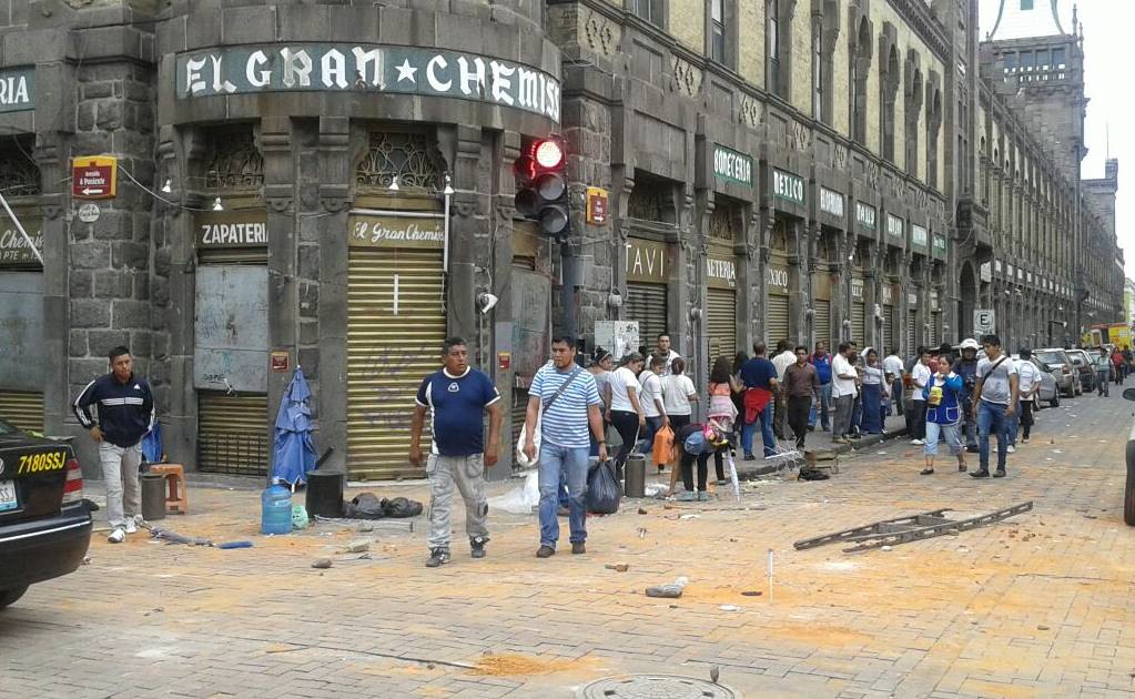 Policías y ambulantes se enfrentan en Puebla