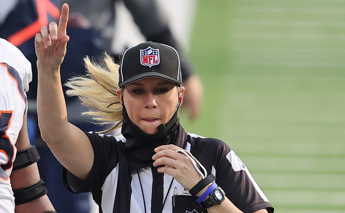 Sarah Thomas, la primera mujer en oficiar el Super Bowl