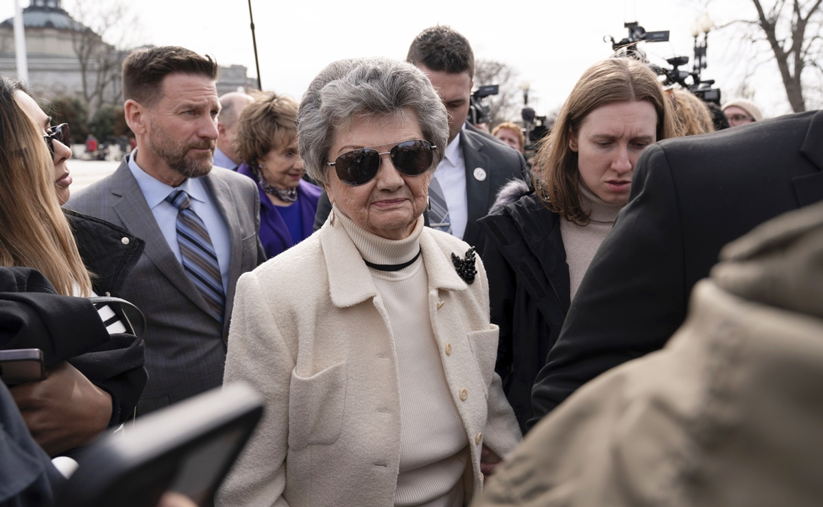 "Trump violó la Constitución", afirma republicana de 91 años que busca inhabilitarlo para la reelección 