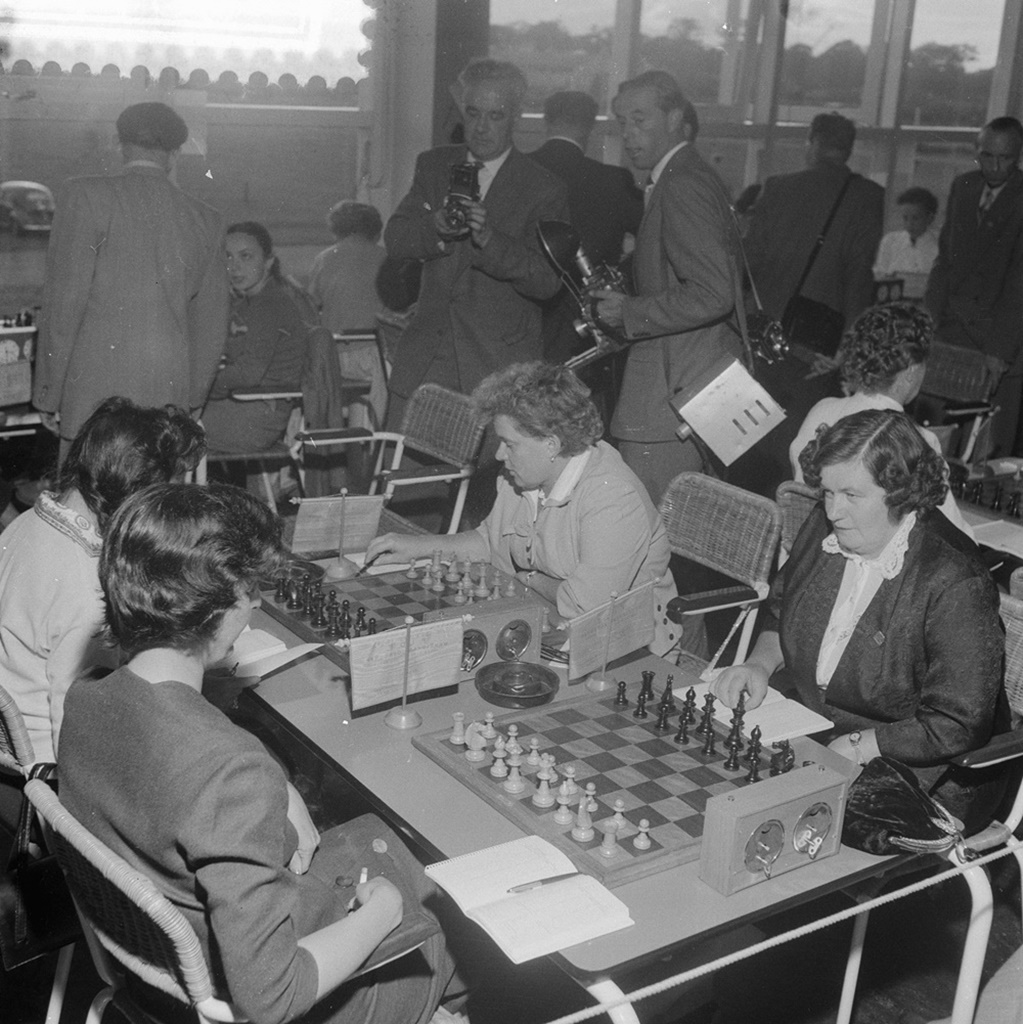 Las primeras ajedrecistas que pusieron en jaque a los prejuicios