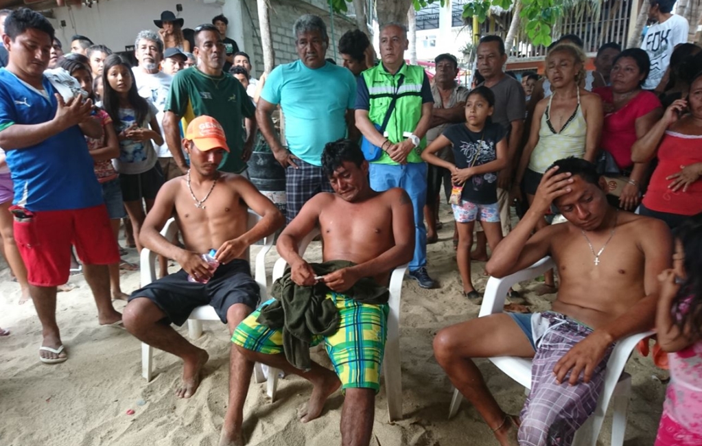Rescatan a tres pescadores que naufragaron en la Costa de Oaxaca