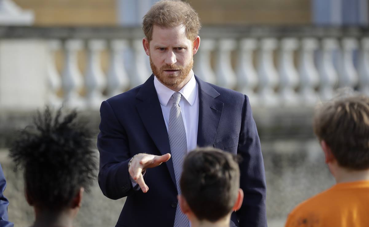 Príncipe Enrique reaparece en público luego de la crisis en la familia real