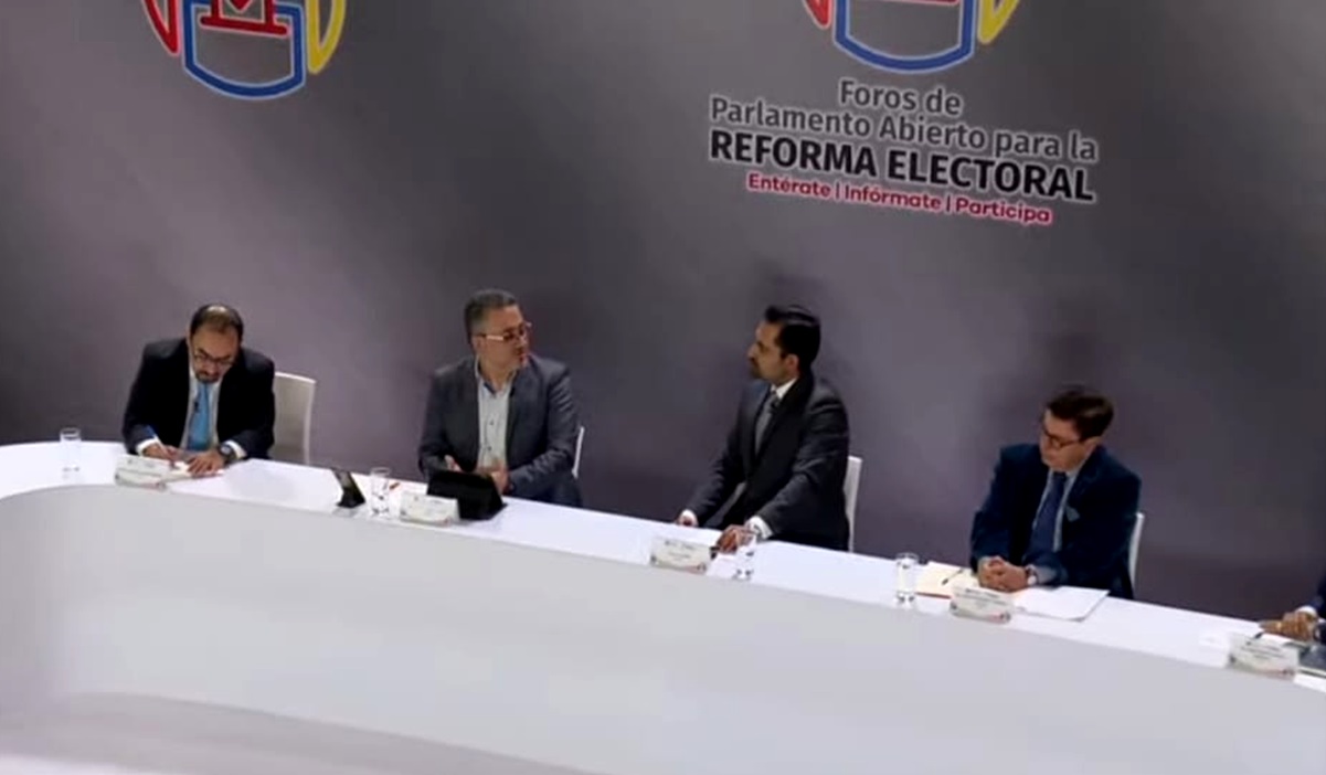 Expertos se confrontan por segunda vuelta en foro sobre reforma electoral