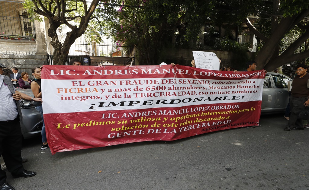 Protestan ex trabajadores de la extinta Luz y Fuerza del Centro en oficinas de AMLO