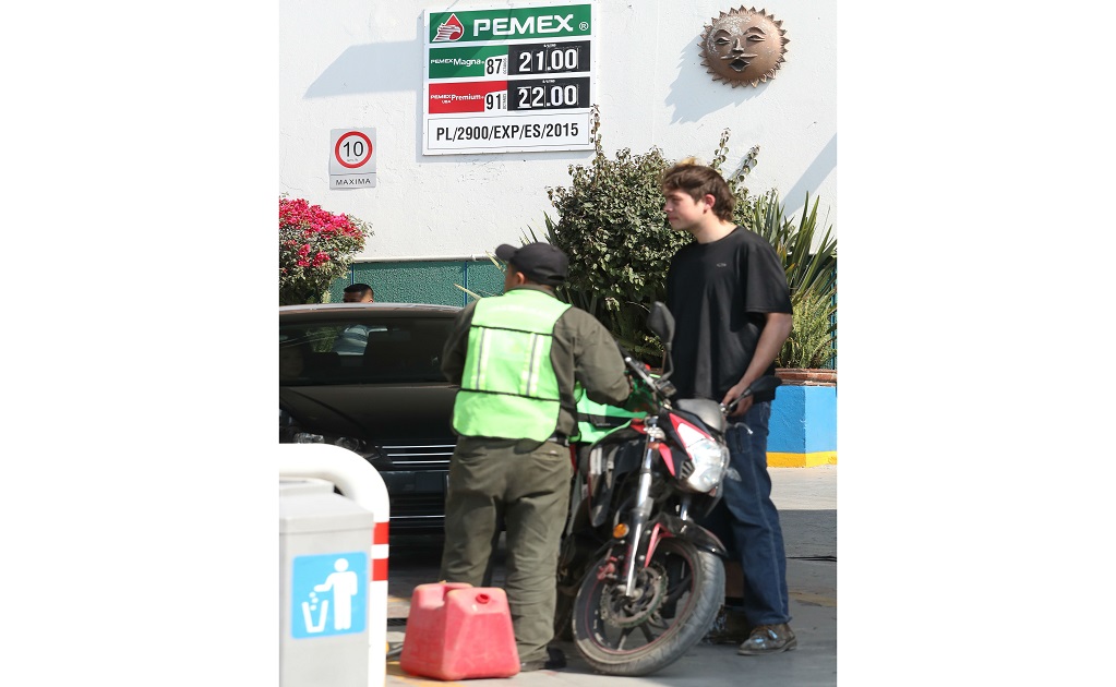 Suben de precio litro de combustible en gasolinera de Peralvillo