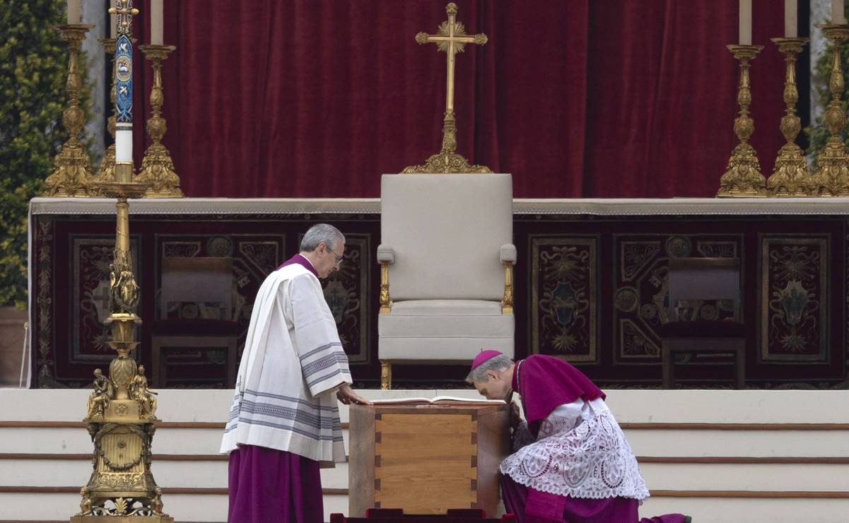 Comienza la misa funeral por el papa Benedicto XVI en la plaza de San Pedro