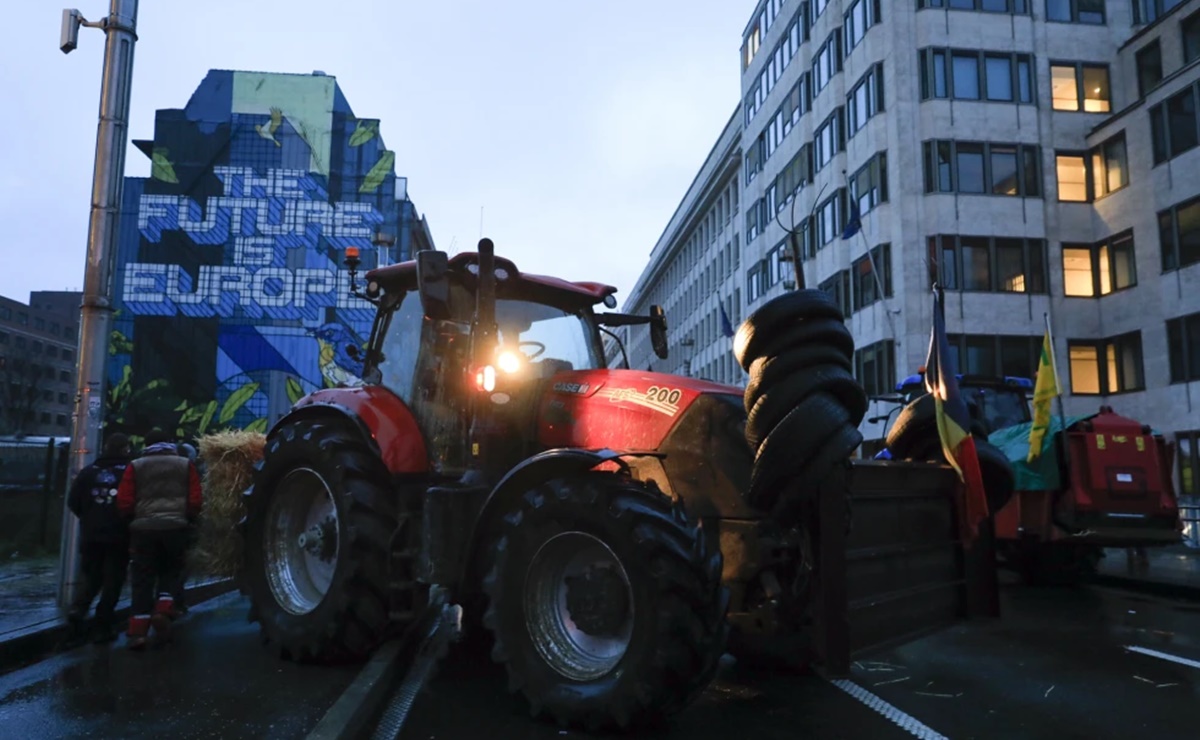 Agricultores chocan con la policía junto a la sede de la UE en nueva demostración de fuerza