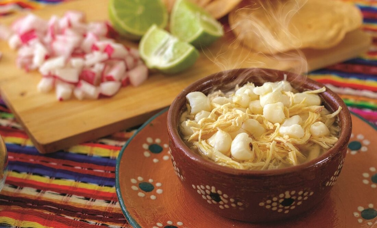 Prepara pozole con la receta del chef Aquiles Chávez