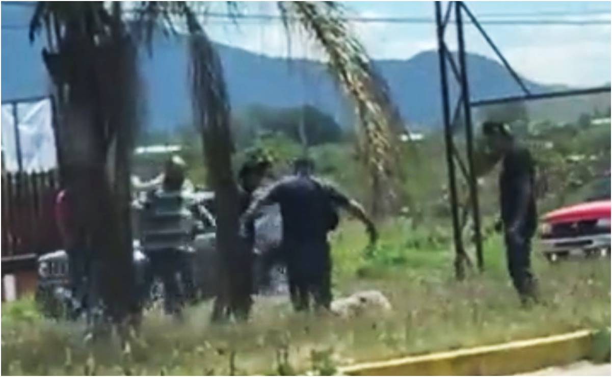 VIDEO: Con palos golpean 5 taxistas de Oaxaca a hombre en situación de calle