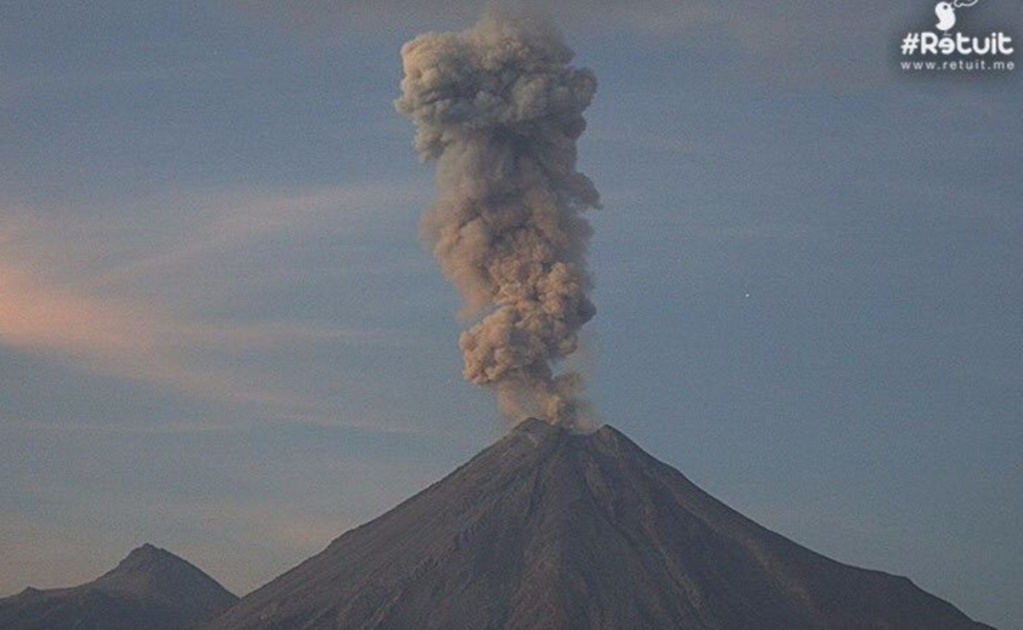 Volcán de Colima emite fumarola 2 mil metros