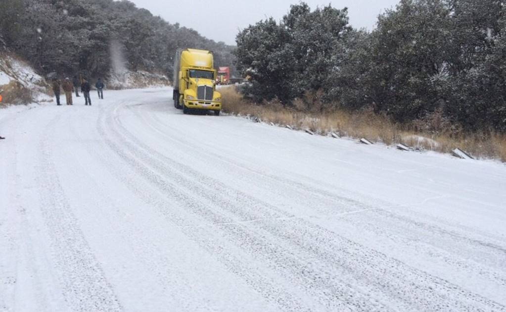 Cierran tramo carretero por nevada en Sonora