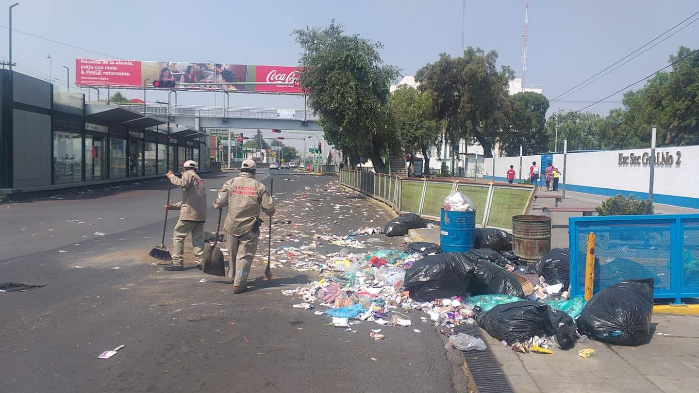 Tiran basura en el bulevar Felipe Ángeles; multas son de hasta 15 mil pesos