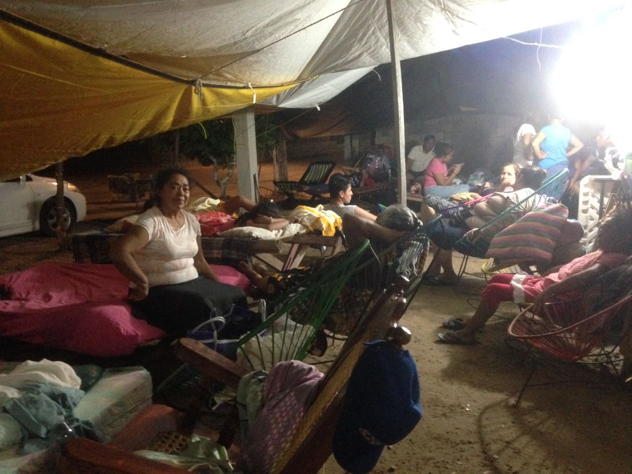 Duermen en la calle en Juchitán tras sismo del sábado 23