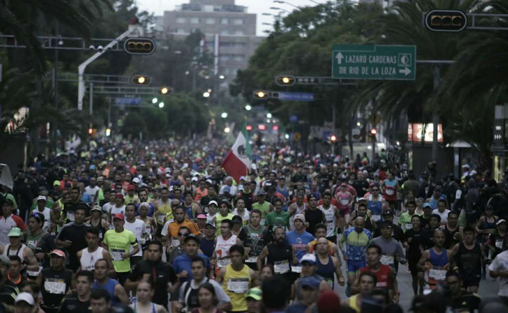 Maratonistas recorren la Ciudad de México