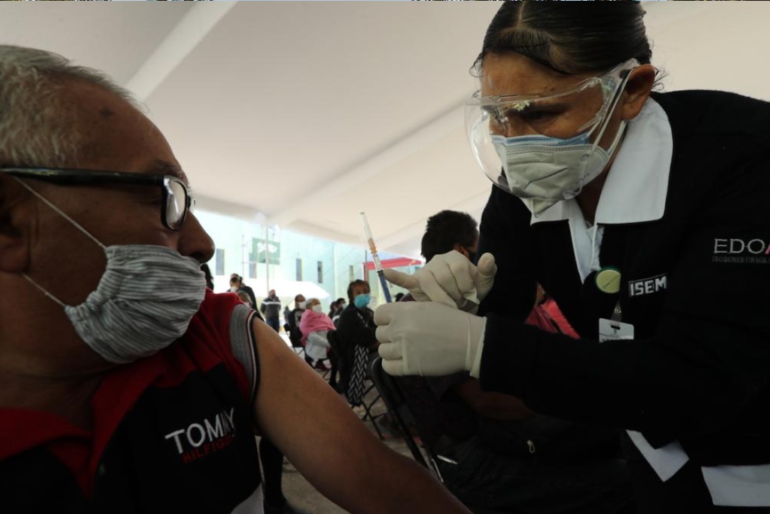 Enfermeras de Tepotzotlán optan por método didáctico para aplicar vacunas ante polémica por simulación 