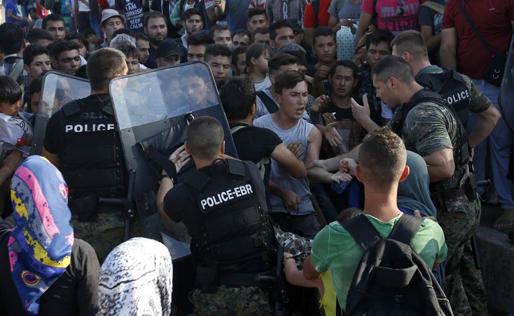 Usan granadas aturdidoras contra migrantes en Macedonia