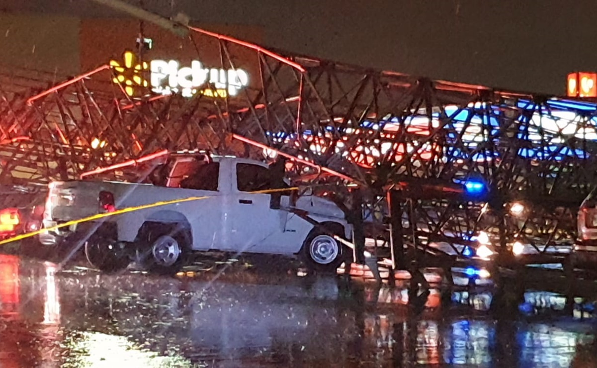 Estructura metálica aplasta seis vehículos en estacionamiento de centro comercial de Hermosillo, Sonora