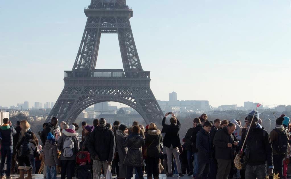 Cae número de visitas a la Torre Eiffel por atentados del 13-N