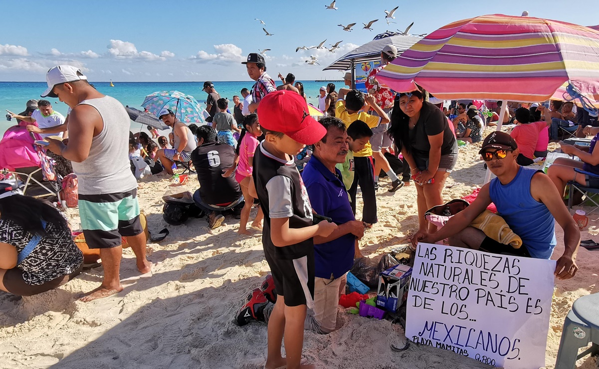 Con picnic, protestan por arresto de turistas en playa de Quintana Roo