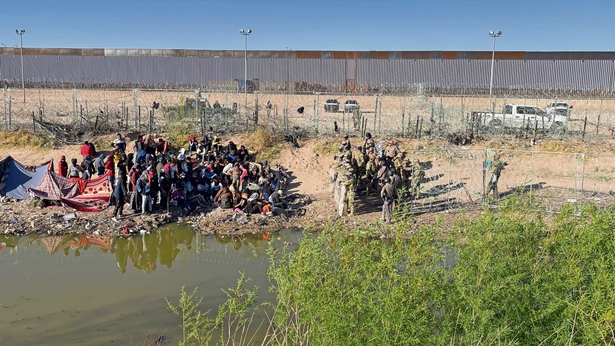 Migrantes se resisten ante el refuerzo del bordo del río Bravo