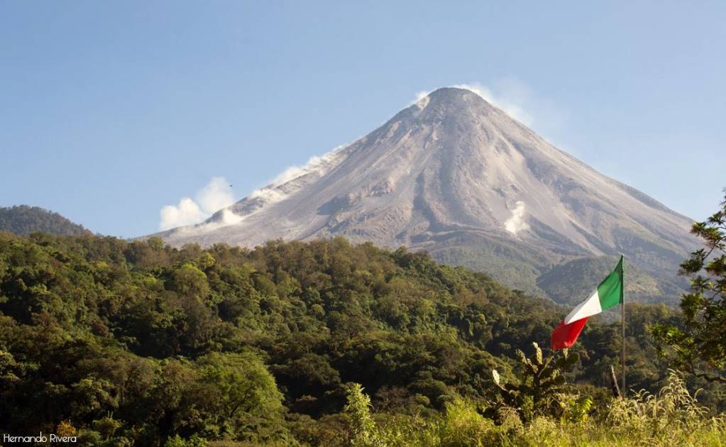 Activan medidas preventivas por aumento de actividad en volcán Colima