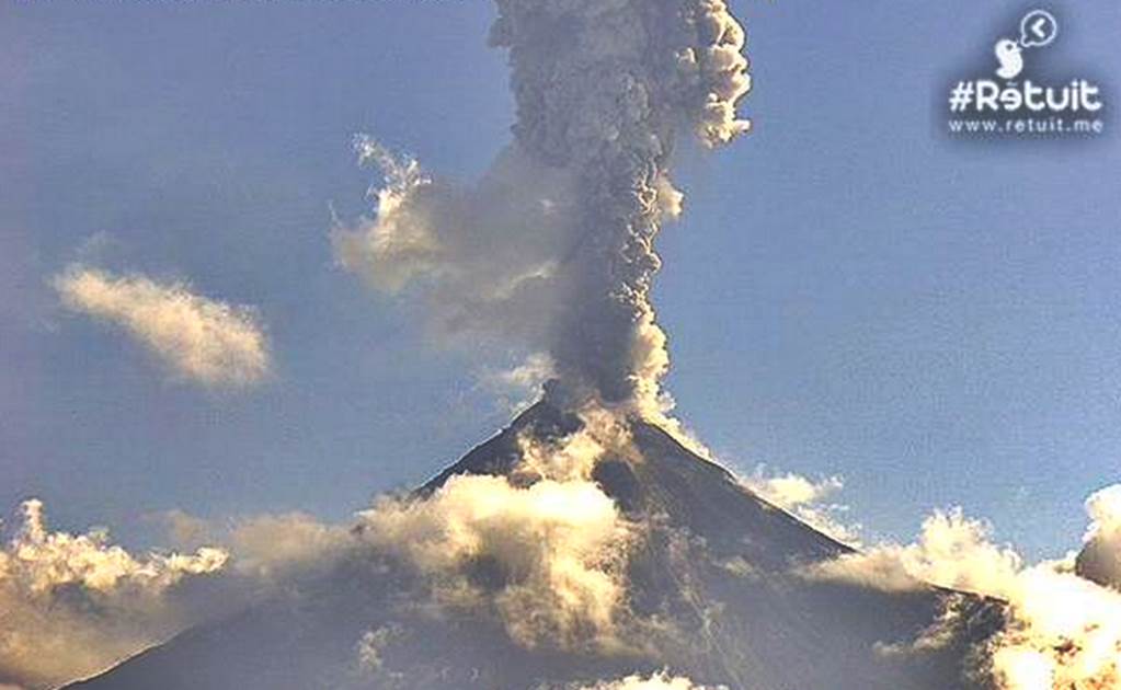 Volcán de Colima emite exhalación de 2.5 km de altura
