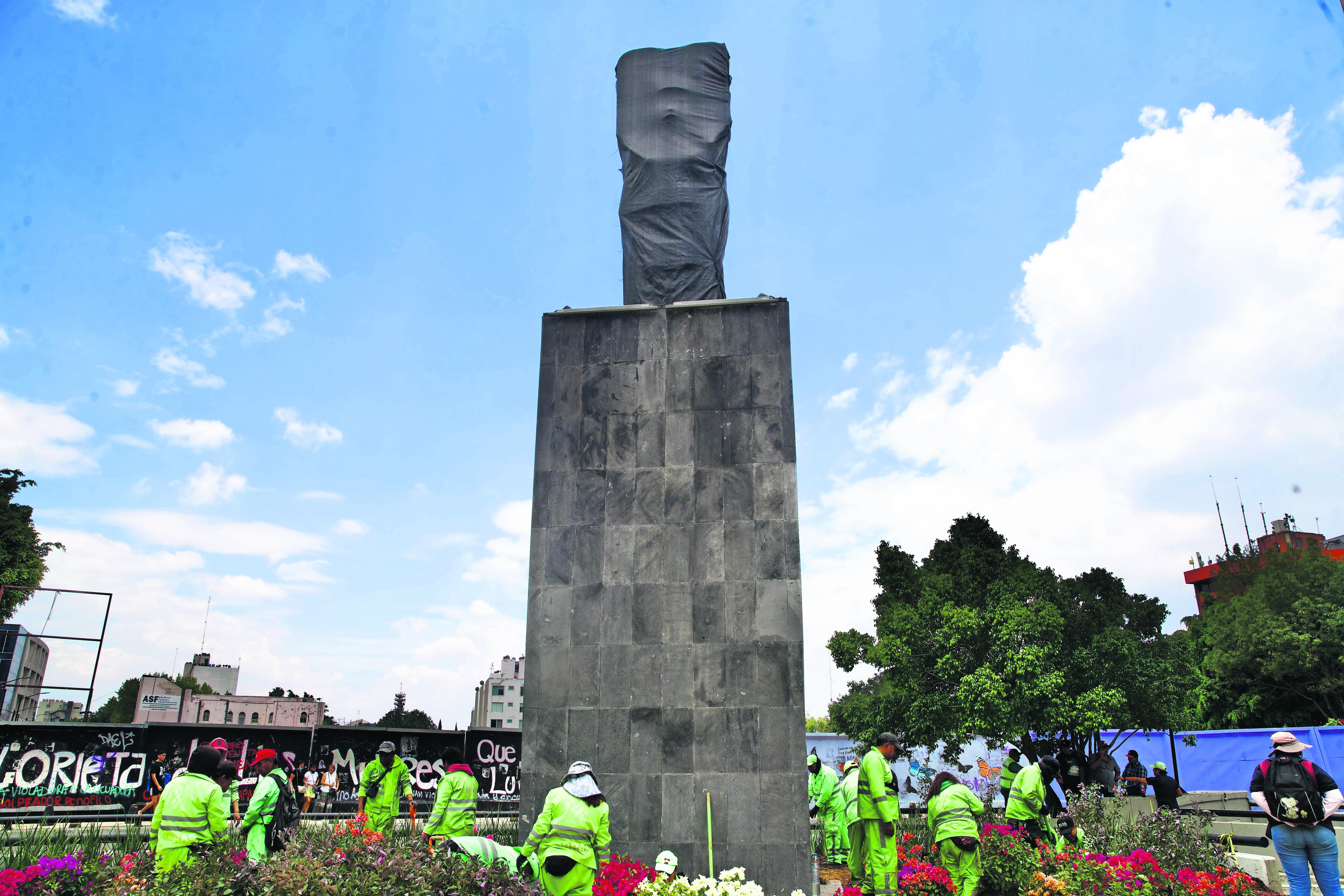 Listo, el montaje de la escultura de la joven de Amajac sobre Paseo de la Reforma