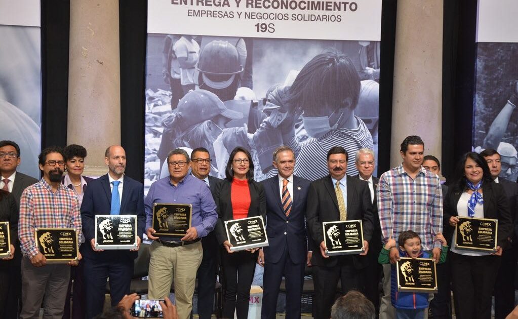 ​Mancera reconoce a 20 empresas por labores de rescate tras sismo