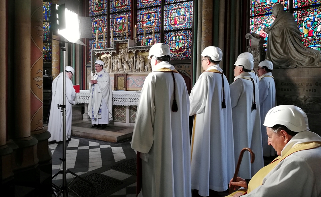 Celebran primera misa en catedral de Notre Dame a dos meses del incendio