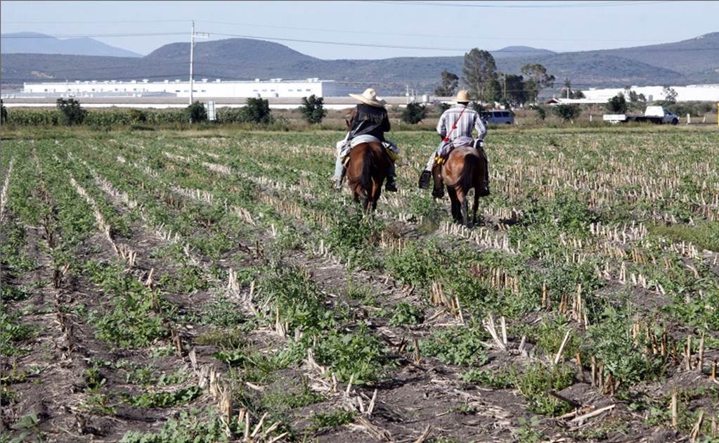 Sedatu entrega títulos a comuneros del Edomex