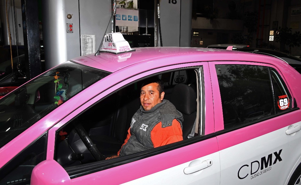 Taxista recorre cinco gasolineras para poder trabajar ante desabasto