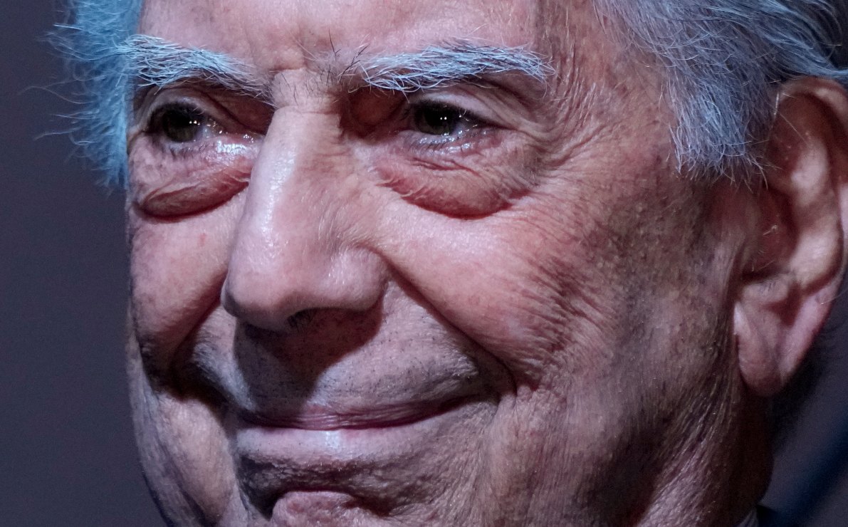 Mario Vargas Llosa, en bermudas y sandalias, se recupera del Covid y prepara nueva novela