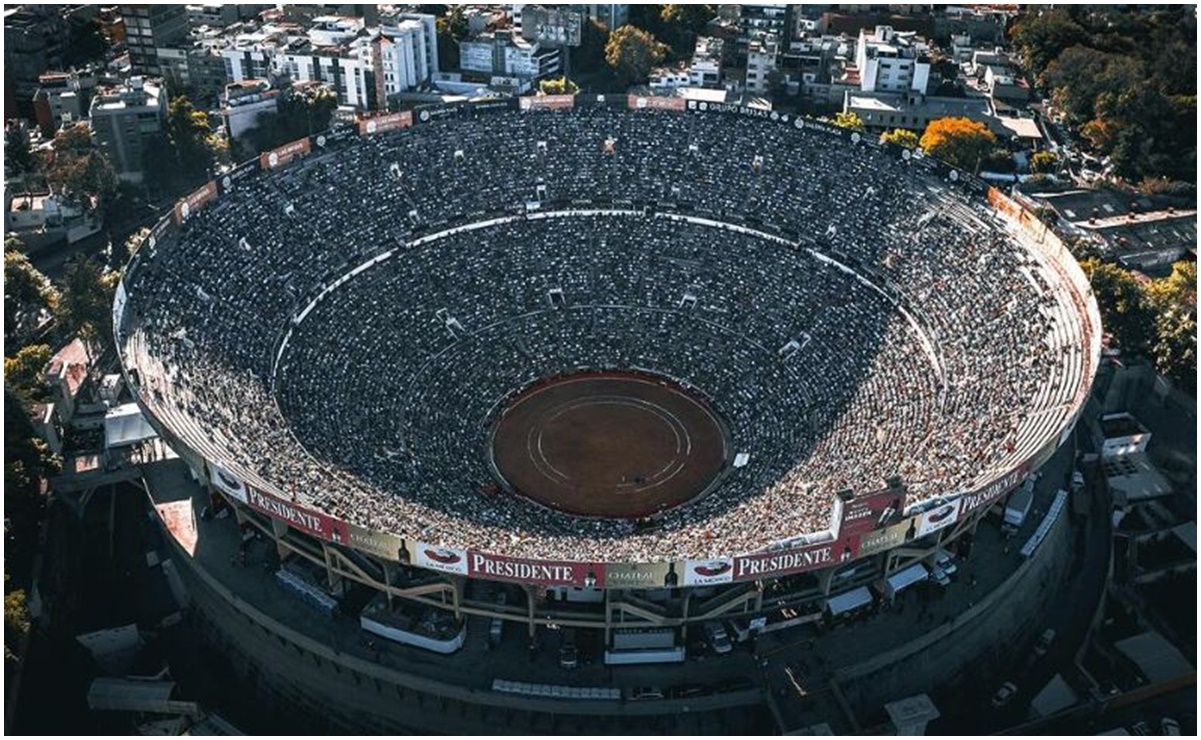 Plaza de Toros México recibe manifestación nocturna contra las corridas: "Tauromaquia, vergüenza nacional"