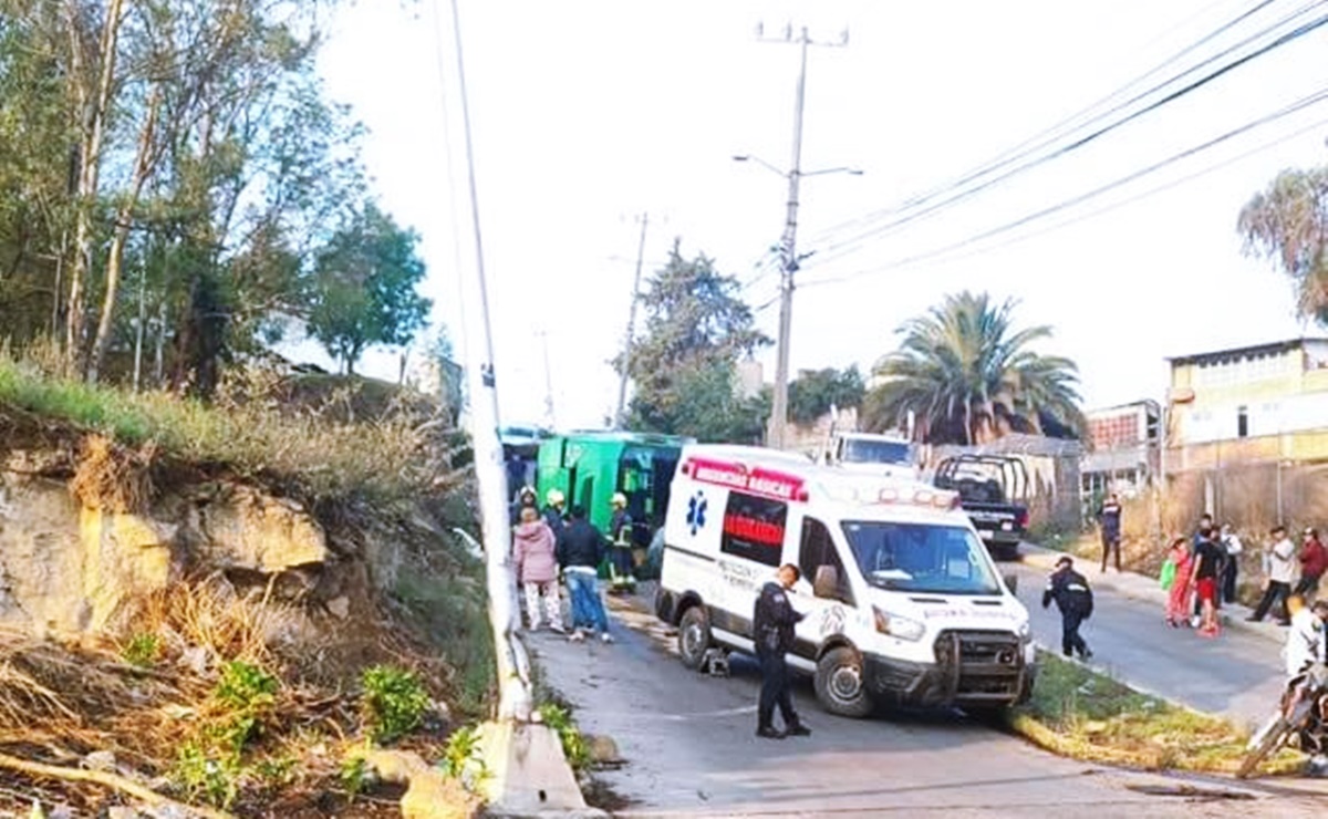 Volcadura de camión en La Quebrada, Edomex, deja un lesionado