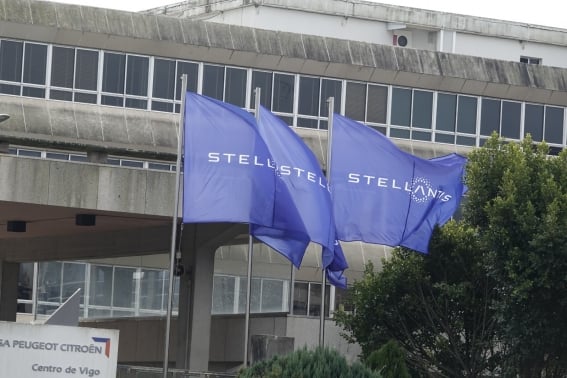 Stellantis despediría a más de 300 trabajadores en plena huelga en el sector automotriz de EU