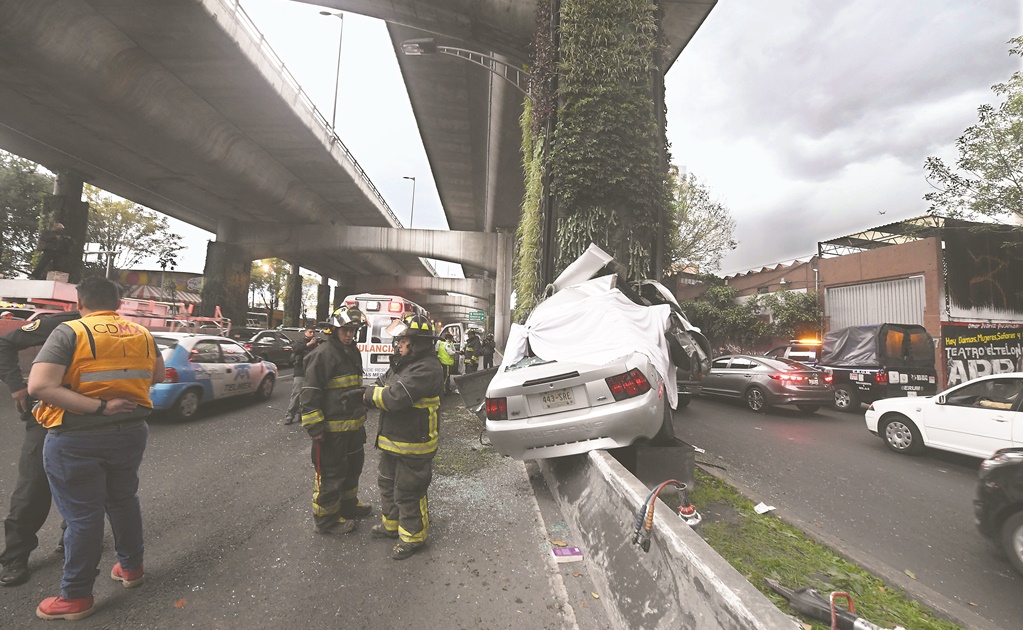 Se estampa Mustang en pilares de Periférico; hay dos muertos