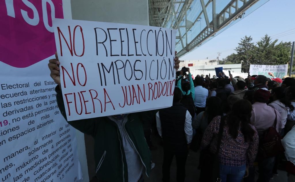 Militantes de Morena se manifiestan frente al IEEM en contra de la reelección