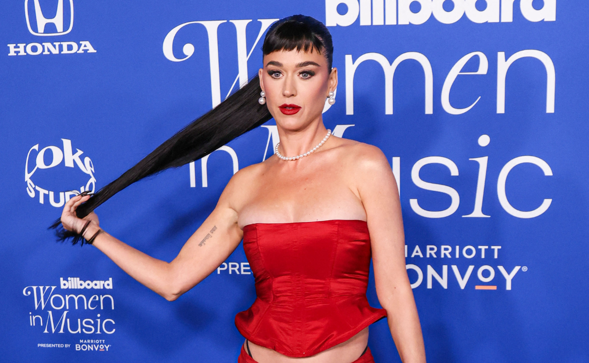 Katy Perry luce imponente conjunto rojo en los premios Billboard: ¿Qué es la mariposa de su espalda?