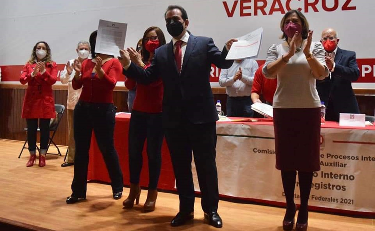 Priistas de Veracruz asisten a registro por diputaciones federales