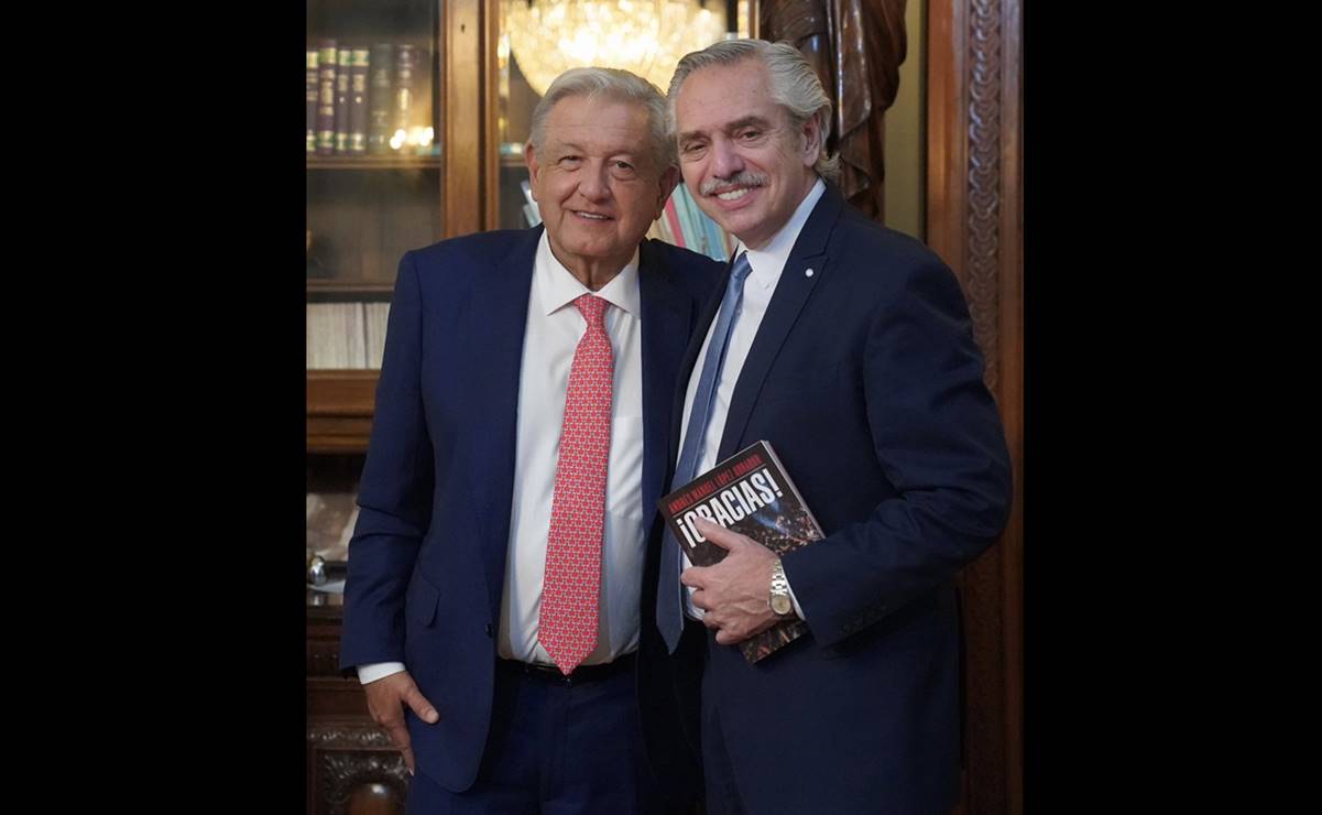 AMLO regala a Alberto Fernández su libro “¡Gracias!" en su visita a Palacio Nacional