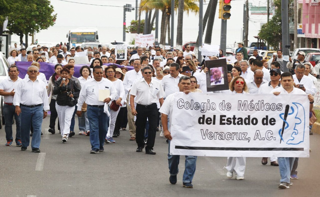 Médicos marchan en Veracruz por crimen de neurocirujano 
